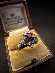 Anello  in  Platino  con  Rubino e  Diamanti 